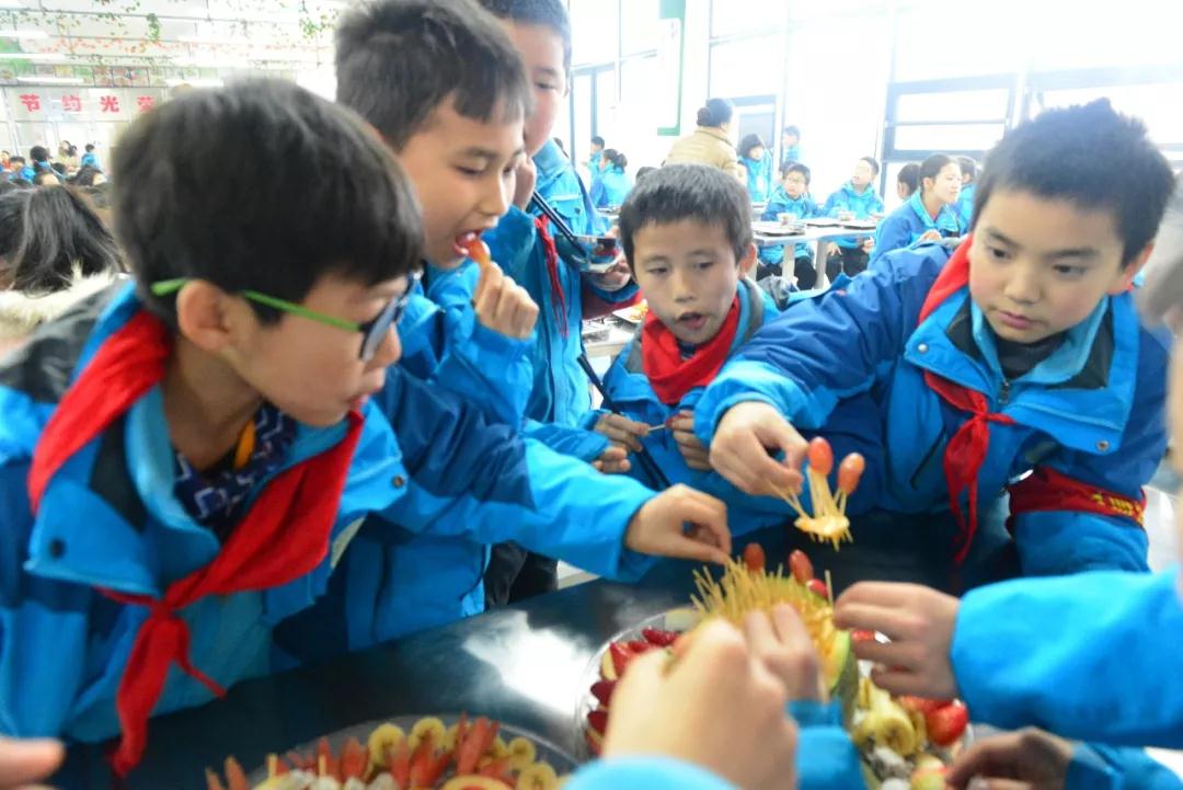學(xué)生品嘗美食